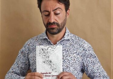 Martedì 17 agosto Casa Simoni ospita Lorenzo Allegrini, che presenta il suo secondo libro “La leggenda del Capo di Buona Speranza”