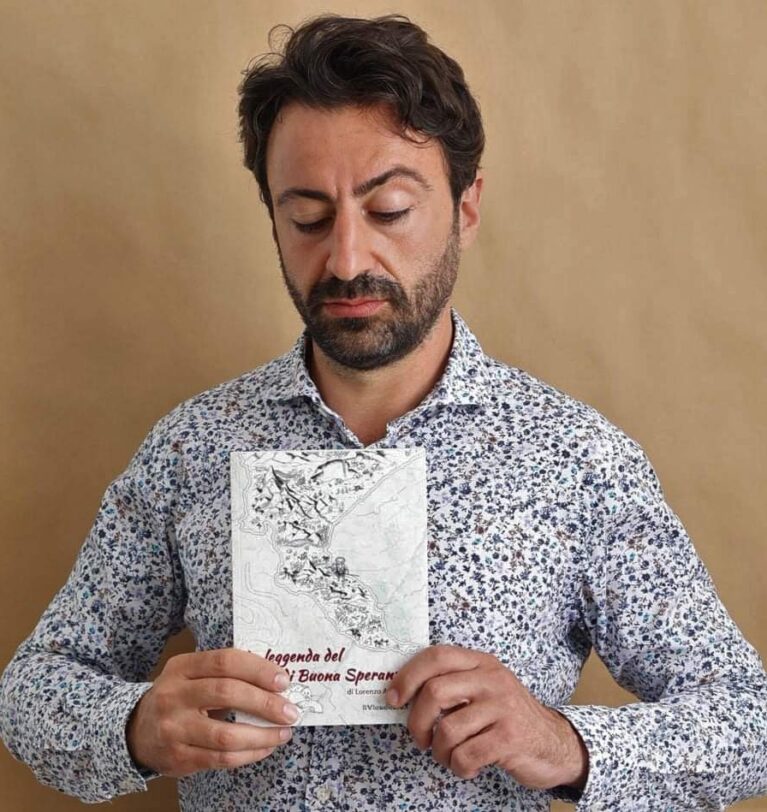Martedì 17 agosto Casa Simoni ospita Lorenzo Allegrini, che presenta il suo secondo libro “La leggenda del Capo di Buona Speranza”